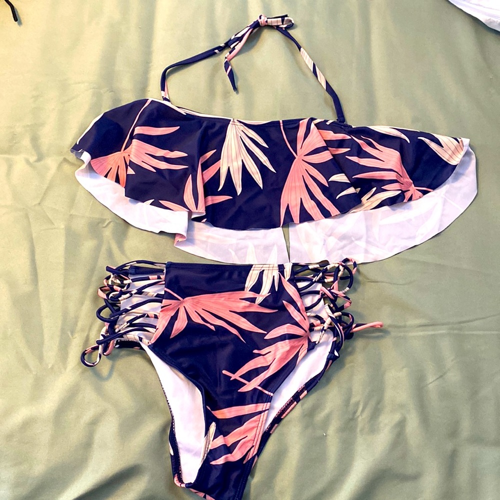 Flutter top bikini with high waisted cheeky botoms